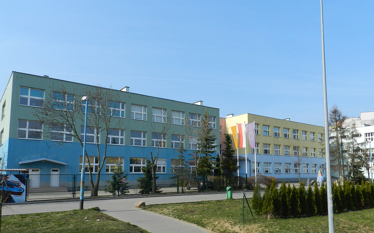 Zdjęcie przedstawiające budynek Szkoły Podstawowej nr 12 im. Czesława Niemena w Lubinie